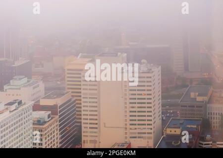 Hochhäuser in der Innenstadt von Atlanta, Georgia, USA, die am Frühjahrmorgen im Nebel bedeckt sind, vom Westin Peachtree Plaza Hotel aus gesehen. Stockfoto