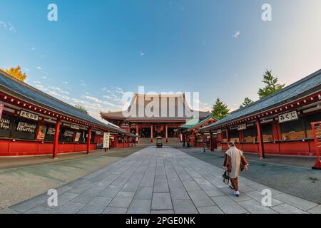 Tokio, Japan - 26. Oktober 2017 : einheimische Japanerin, die morgens zum Asakusa-Tempel (Senso-Ji) geht Stockfoto