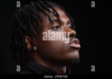 Tubize, Belgien. 22. März 2023. Der belgische Romeo Lavia wurde auf einer Pressekonferenz der belgischen Fußballmannschaft Red Devils am Mittwoch, den 22. März 2023, im RBFA-Hauptsitz der Royal Belgischen Fußballvereinigung in Tubize gezeigt. Die Red Devils bereiten sich auf die bevorstehenden Spiele gegen Schweden und Deutschland vor. BELGA PHOTO VIRGINIE LEFOUR Kredit: Belga News Agency/Alamy Live News Stockfoto