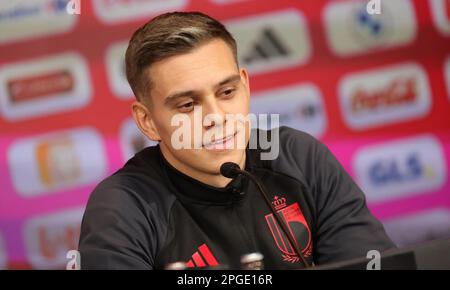 Tubize, Belgien. 22. März 2023. Der belgische Leandro Trossard wurde am Mittwoch, den 22. März 2023 auf einer Pressekonferenz der belgischen Fußballmannschaft Red Devils im RBFA-Hauptsitz der Royal Belgischen Fußballvereinigung in Tubize fotografiert. Die Red Devils bereiten sich auf die bevorstehenden Spiele gegen Schweden und Deutschland vor. BELGA PHOTO VIRGINIE LEFOUR Kredit: Belga News Agency/Alamy Live News Stockfoto