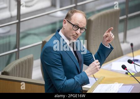Brüssel, Belgien. 22. März 2023. Der flämische Minister für Bildung, Tierschutz und Sport, Ben Weyts, wurde auf einer Plenartagung des flämischen Parlaments am Mittwoch, den 22. März 2023 in Brüssel abgebildet. BELGA FOTO NICOLAS MAETERLINCK Kredit: Belga News Agency/Alamy Live News Stockfoto