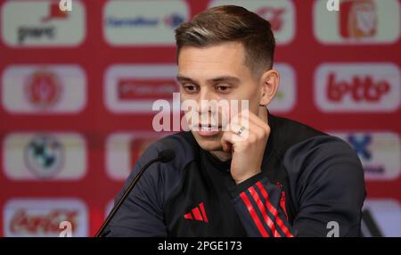 Tubize, Belgien. 22. März 2023. Der belgische Leandro Trossard wurde am Mittwoch, den 22. März 2023 auf einer Pressekonferenz der belgischen Fußballmannschaft Red Devils im RBFA-Hauptsitz der Royal Belgischen Fußballvereinigung in Tubize fotografiert. Die Red Devils bereiten sich auf die bevorstehenden Spiele gegen Schweden und Deutschland vor. BELGA PHOTO VIRGINIE LEFOUR Kredit: Belga News Agency/Alamy Live News Stockfoto