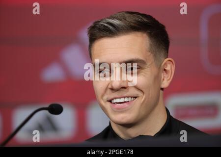 Tubize, Belgien. 22. März 2023. Der belgische Leandro Trossard wurde am Mittwoch, den 22. März 2023 auf einer Pressekonferenz der belgischen Fußballmannschaft Red Devils im RBFA-Hauptsitz der Royal Belgischen Fußballvereinigung in Tubize fotografiert. Die Red Devils bereiten sich auf die bevorstehenden Spiele gegen Schweden und Deutschland vor. BELGA PHOTO VIRGINIE LEFOUR Kredit: Belga News Agency/Alamy Live News Stockfoto