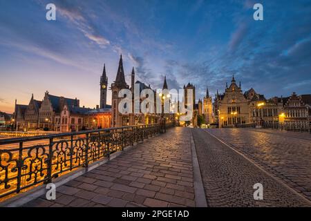 Gent Belgien, nächtliche Skyline der Stadt an der St. Michael's Bridge (Sint-Michielsbrug) mit Leie und Korenlei Stockfoto