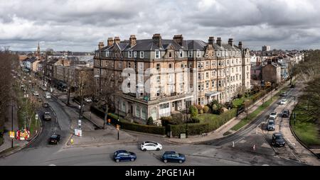 HARROGATE, GROSSBRITANNIEN - 18. MÄRZ 2023. Die Stadt Harrogate mit der viktorianischen Architektur von Stadthotels und belebten Straßen aus der Vogelperspektive Stockfoto