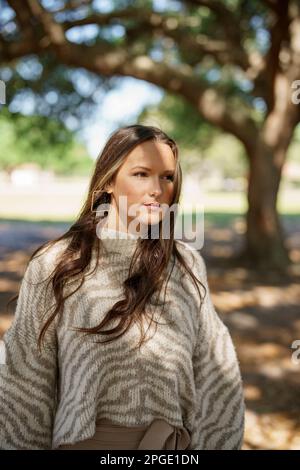 Modische junge Frau im Park Stockfoto
