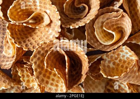 Hintergrund: Waffelkonus, köstliches Süßwarengebäck, Waffelkonus für Eis, Draufsicht. Stockfoto