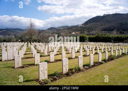 Der Kriegsfriedhof der Commonwealth war Graves Commission in der Nähe des Flusses Arno am Stadtrand von Florenz. Es enthält 1.632 Commonwealth-Beerdigungen von WW2 Stockfoto