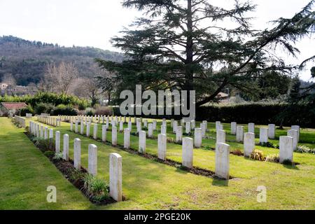 Der Kriegsfriedhof der Commonwealth war Graves Commission in der Nähe des Flusses Arno am Stadtrand von Florenz. Es enthält 1.632 Commonwealth-Beerdigungen von WW2 Stockfoto