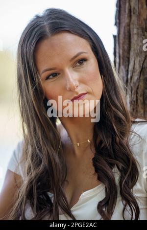 Porträt einer schönen jungen Frau, die ihren Kopf neigt Stockfoto