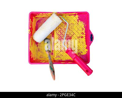 Pinsel und Rolle. Haushaltsartikel. Farbflecken. Draufsicht. Nahaufnahme auf weißem Hintergrund. Stockfoto
