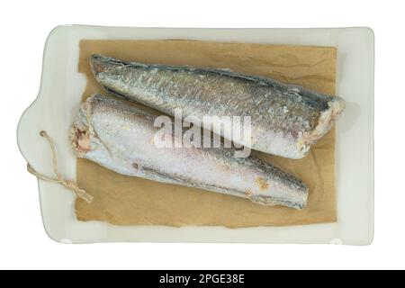 Roher Seehecht, isoliert auf weißem Hintergrund. Fertig zum Kochen. Gefrorenes Seehechtfilet. Stockfoto