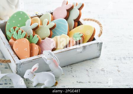 Zu Ostern hausgemachte Lebkuchenkaninchen, Karotten, Hühner und Eier-Gebäck. Festliches Weihnachtskonzept mit süßen Speisen. Osterbäckerei oder Dekorationsidee. W Stockfoto