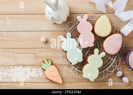 Zu Ostern hausgemachte Lebkuchenkaninchen, Karotten, Hühner und Eier-Gebäck. Festliches Weihnachtskonzept mit süßen Speisen. Osterbäckerei oder Dekorationsidee. W Stockfoto