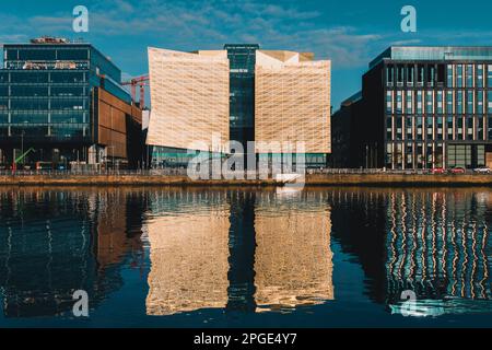 Gebäude der Central Bank of Ireland befindet sich am North Wall Quay und spiegelt sich im Liffey River wider Stockfoto