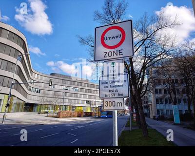 München, Bayern, Deutschland. 22. März 2023. Schilder in der Nähe der Münchner mittleren Ringstraße mit den Vorschriften für Dieselfahrzeuge hinter dieser Stelle. Aufgrund der Verschlechterung der Luftqualität und des besonders hohen NOx-Gehalts sind Dieselfahrzeuge in den grünen Umweltzonen Münchens verboten, es sei denn, sie verfügen über eine Euro 6-Zertifizierung. Die derzeitigen Ausnahmen ermöglichen Lieferfahrzeuge und Einwohner der Zone mit Euro 5 und Euro 6, die im Oktober endet, wenn Euro 6 zur Norm wird. (Kreditbild: © Sachelle Babbar/ZUMA Press Wire) NUR REDAKTIONELLE VERWENDUNG! Nicht für den kommerziellen GEBRAUCH! Stockfoto