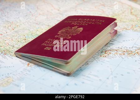 Polnischer Reisepass der Europäischen Union auf der Weltkarte. Teil der Karte für Japan und China. Reisekonzept. Visumerfordernisse. Stockfoto