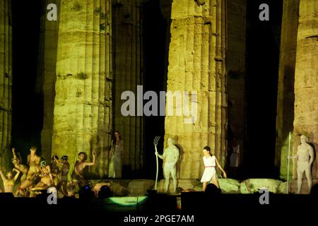 spettacolo l'alba dei tempi, il mito di chronos, Gebiet archeologica di paestum, capaccio, salerno, kampanien, italien, Stockfoto