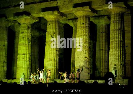 spettacolo l'alba dei tempi, il mito di chronos, Gebiet archeologica di paestum, capaccio, salerno, kampanien, italien, Stockfoto