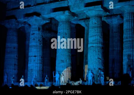 spettacolo l'alba dei tempi, il mito di chronos, Gebiet archeologica di paestum, capaccio, salerno, kampanien, italien, Stockfoto