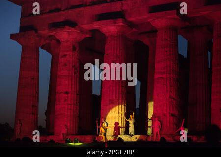 spettacolo l'alba dei tempi, il mito di chronos, Gebiet archeologica di paestum, capaccio, salerno, kampanien, italien, Stockfoto