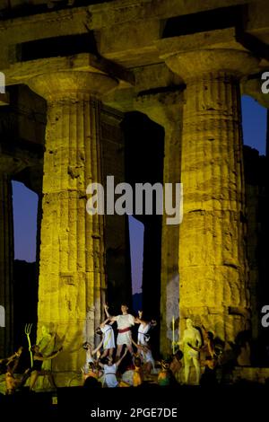 spettacolo l'alba dei tempi, il mito di chronos, Gebiet archeologica di paestum, capaccio, salerno, kampanien, italien, Stockfoto