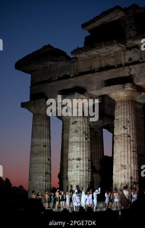 spettacolo l'alba dei tempi, il mito di chronos, Gebiet archeologica di paestum, capaccio, salerno, kampanien, italien, Stockfoto