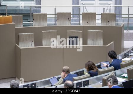 Brüssel, Belgien. 22. März 2023. Das Bild zeigt die leeren Regierungssitze, da alle Minister der flämischen Regierung während einer Plenarsitzung des flämischen Parlaments am Mittwoch, den 22. März 2023 in Brüssel abwesend sind. BELGA FOTO NICOLAS MAETERLINCK Kredit: Belga News Agency/Alamy Live News Stockfoto