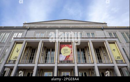 Leipzig, Deutschland. 22. März 2023. Blick auf die Leipziger Oper am Augustusplatz. Die Oper hat nun das Programm für 2023/2024 auf ihrer Pressekonferenz vorgestellt. Im neuen Programm sind zwischen Mitte September dieses Jahres und Mitte Januar 2024 insgesamt 15 Premieren geplant. Kredit: Hendrik Schmidt/dpa/Alamy Live News Stockfoto