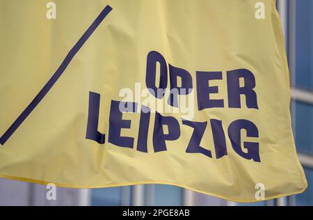 Leipzig, Deutschland. 22. März 2023. Vor der Leipziger Oper am Augustusplatz weht eine Flagge. Die Oper hat nun das Programm für 2023/2024 auf ihrer Pressekonferenz vorgestellt. Im neuen Programm sind zwischen Mitte September dieses Jahres und Mitte Januar 2024 insgesamt 15 Premieren geplant. Kredit: Hendrik Schmidt/dpa/Alamy Live News Stockfoto