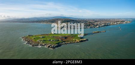 Dalkey, co Dublin / Irland: Luftaufnahme der Insel Dalkey, nach der das nahe gelegene Dorf benannt ist. Unbewohnte Insel lokalisieren Stockfoto