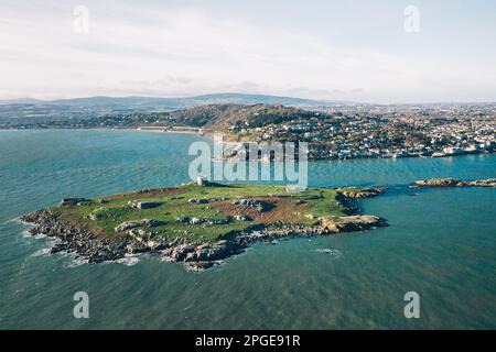 Dalkey, co Dublin / Irland: Luftaufnahme der Insel Dalkey, nach der das nahe gelegene Dorf benannt ist. Unbewohnte Insel lokalisieren Stockfoto