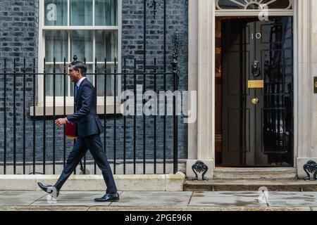 Downing Street, London, Großbritannien. 22. März 2023 Der britische Premierminister, Rishi Sunak, fährt von der Downing Street Nr. 10 ab, um an einer Sitzung mit Fragen des Premierministers (PMQ) im Unterhaus teilzunehmen. Foto: Amanda Rose/Alamy Live News Stockfoto