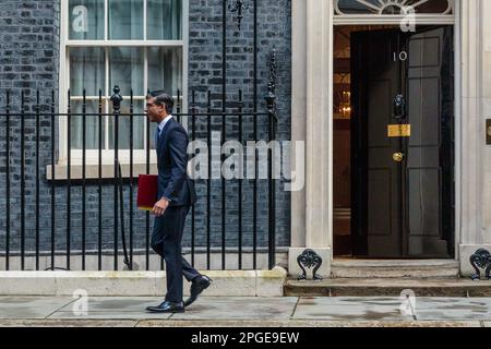 Downing Street, London, Großbritannien. 22. März 2023 Der britische Premierminister, Rishi Sunak, fährt von der Downing Street Nr. 10 ab, um an einer Sitzung mit Fragen des Premierministers (PMQ) im Unterhaus teilzunehmen. Stockfoto