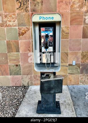 Ein altes Münztelefon, das noch in Betrieb ist an einer Bushaltestelle in Las Vegas Nevada Stockfoto