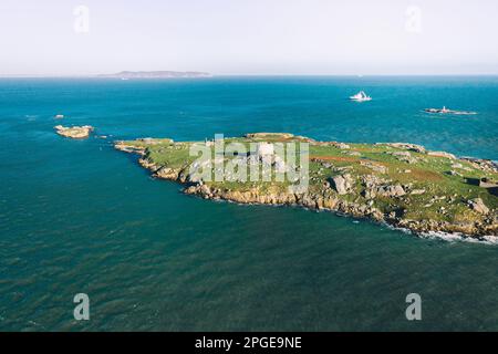 Dalkey, co Dublin / Irland: Luftaufnahme der Insel Dalkey, nach der das nahe gelegene Dorf benannt ist. Unbewohnte Insel lokalisieren Stockfoto