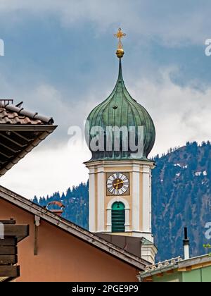 Turm der katholischen Pfarrkirche St. Peter und Paul in Oberammergau, Bayern, Deutschland Stockfoto