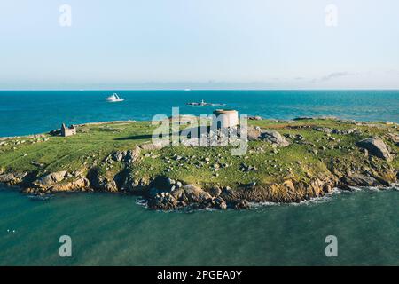 Dalkey, co Dublin / Irland: Luftaufnahme der Insel Dalkey, nach der das nahe gelegene Dorf benannt ist. Unbewohnte Insel lokalisieren Stockfoto