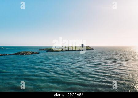 Dalkey, co Dublin / Irland: Luftaufnahme der Insel Dalkey, nach der das nahe gelegene Dorf benannt ist. Unbewohnte Insel lokalisieren Stockfoto