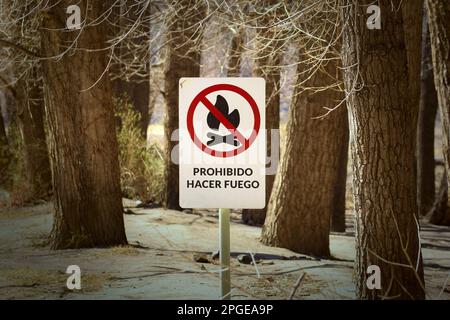 In Mendoza, Argentinien, steht ein Schild mit der Aufschrift „Fire Forbidden“. Stockfoto