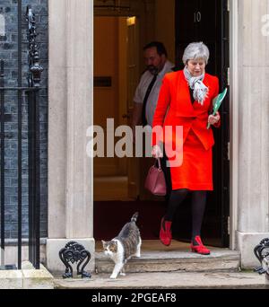 London, England, Großbritannien. 22. März 2023. Der ehemalige britische Premierminister THERESA MAY verlässt die Downing Street 10. (Kreditbild: © Tayfun Salci/ZUMA Press Wire) NUR REDAKTIONELLE VERWENDUNG! Nicht für den kommerziellen GEBRAUCH! Stockfoto