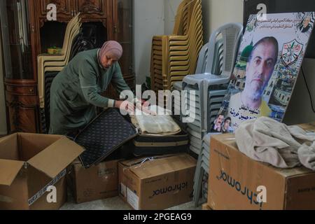 Nablus, Palästina. 22. März 2023. Die Frau der palästinensischen Abdel-Fattah Charusheh bereitet sich auf die Evakuierung ihres Hauses vor, nachdem die israelische Armee die Dimensionen des Hauses in Vorbereitung auf seinen Abriss eingenommen hatte. Kharusheh hat am 26. Februar in der Stadt Hawara, südlich von Nablus, im Westjordanland den Schussanschlag auf zwei jüdische Siedler verübt. Chruscheh wurde im Lager Dschenin während einer Militäroperation der israelischen Armee getötet. (Foto von Nasser Ishtayeh/SOPA Images/Sipa USA) Guthaben: SIPA USA/Alamy Live News Stockfoto