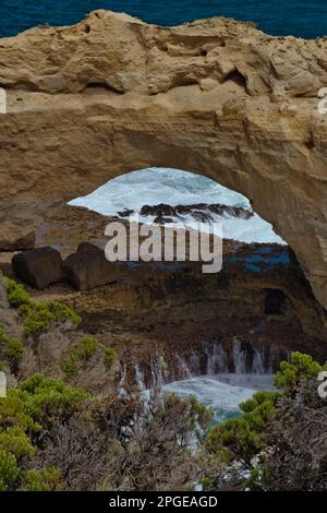 Ein Blick auf eine felsige Küste mit dünnen, zerklüfteten Felsen, die aus dem Wasser ragen Stockfoto