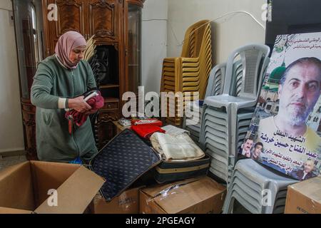 Nablus, Palästina. 22. März 2023. Die Frau der palästinensischen Abdel-Fattah Charusheh bereitet sich auf die Evakuierung ihres Hauses vor, nachdem die israelische Armee die Dimensionen des Hauses in Vorbereitung auf seinen Abriss eingenommen hatte. Kharusheh hat am 26. Februar in der Stadt Hawara, südlich von Nablus, im Westjordanland den Schussanschlag auf zwei jüdische Siedler verübt. Chruscheh wurde im Lager Dschenin während einer Militäroperation der israelischen Armee getötet. (Foto von Nasser Ishtayeh/SOPA Images/Sipa USA) Guthaben: SIPA USA/Alamy Live News Stockfoto