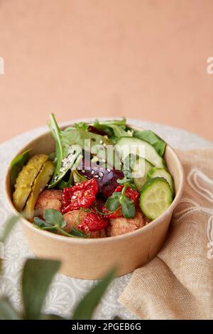 Gesunde Superfood Schüssel mit Gemüse, Hummus Fleischbällchen, Erbsensprossen und Gemüse mit Kopierbereich. Essen mitnehmen. Pflanzliche Diät. Stockfoto