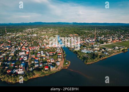 Luftaufnahmen der Küstenstadt Dangrig im Stadtteil Stann Creek von Belize. Stockfoto