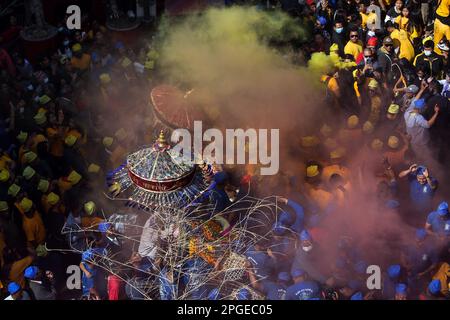 Kathmandu, Bagmati, Nepal. 22. März 2023. Menschen aus Newars Gemeinde, die farbenfrohe Kappen tragen, nehmen am 22. März 2023 am Wagenfestival in Ason in Kathmandu, Nepal Teil. Das Festival wird jedes Jahr von der Gemeinde Newar einen Tag nach Ghodejatra gefeiert, um das dreitägige „Pahan Chahre“-Festival zu beenden, das eines der religiösen Festivals Nepals ist, das mit besonderem Eifer in Kathmandu gefeiert wird. (Kreditbild: © Sunil Sharma/ZUMA Press Wire) NUR REDAKTIONELLE VERWENDUNG! Nicht für den kommerziellen GEBRAUCH! Stockfoto