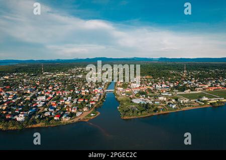 Luftaufnahmen der Küstenstadt Dangrig im Stadtteil Stann Creek von Belize. Stockfoto