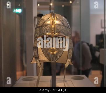 Nachbildung des Sutton Hoo Helms, der während der Ausgrabung des Sutton Hoo Schiffes im Jahr 1939 gefunden wurde. British Museum, London, Großbritannien Stockfoto