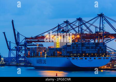 GÖTEBORG, SCHWEDEN - 24. APRIL 2012: Containerschiff legt am Hafen an Stockfoto